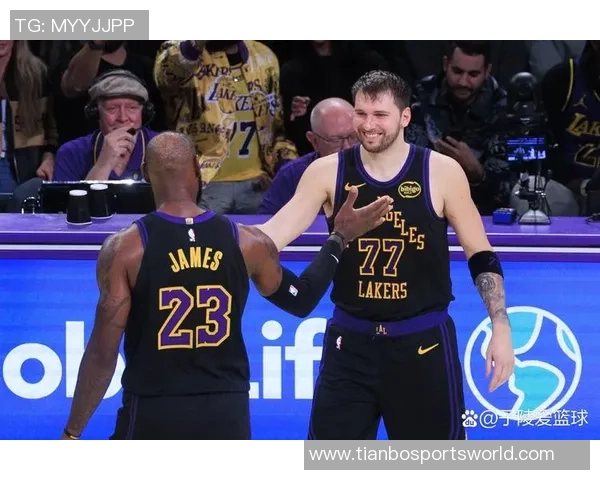 里夫斯分析詹姆斯如何利用东契奇被包夹后的4打3优势进行进攻